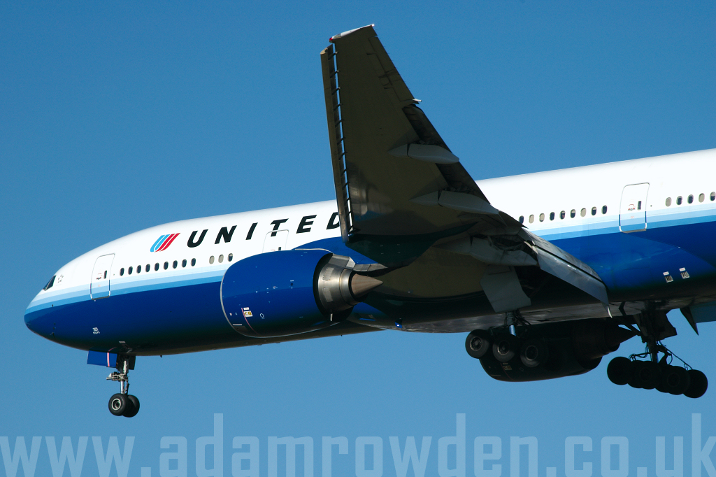 Photo of United Airlines Boeing 777-222ER N221UA (cn 30552/347) at London Heathrow Airport (LHR) on 9th February 2006